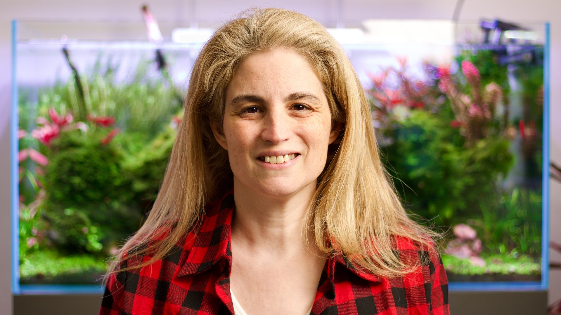 Annie Roi devant son aquarium aquascaping de 250 litres